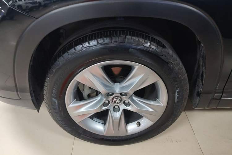 Used Toyota Highlander 2018 2.0T Four-Wheel Drive Luxury Version 7 Seats China VI Standard Left Front Wheel Hub