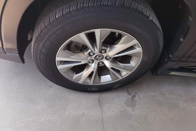 Used Toyota Highlander 2018 2.0T Two-Wheel Drive Elite Version 5 Seats China VI Standard Left Front Wheel Hub