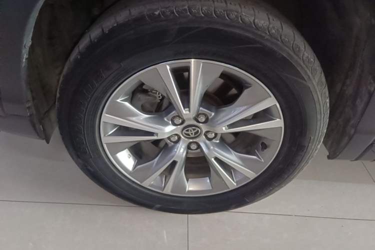 Used Toyota Highlander 2018 2.0T Two-Wheel Drive Elite Edition 7 Seats Emission Standard China V Left Front Wheel Hub