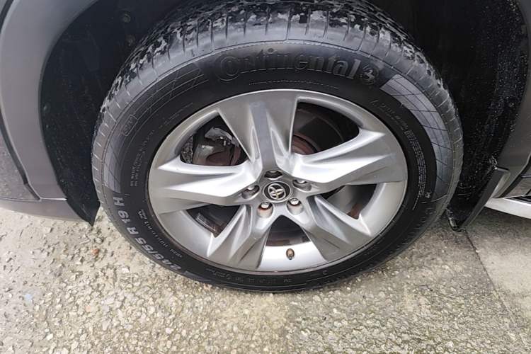 Used Toyota Highlander 2018 2.0T Two-Wheel Drive Luxury Edition 7 Seats China VI Standard Left Front Wheel Hub