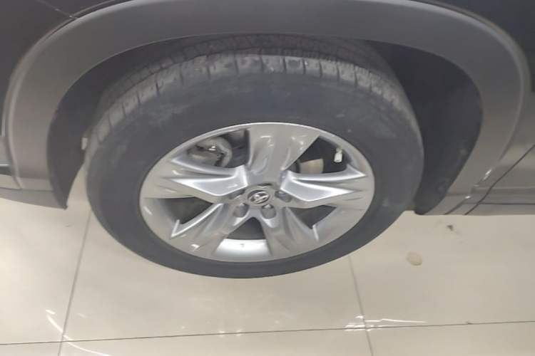 Used Toyota Highlander 2018 2.0T Four-Wheel Drive Luxury Edition 7 Seats China V Emission Standard Left Front Wheel Hub