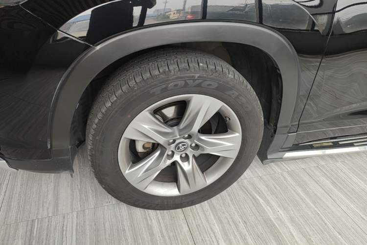 Used Toyota Highlander 2018 2.0T Four-Wheel Drive Luxury Version 7 Seats China VI Standard Left Front Wheel Hub