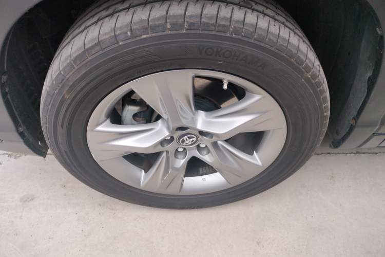 Used Toyota Highlander 2018 2.0T Four-Wheel Drive Prestige Version 7 Seats China VI Standard Left Front Wheel Hub