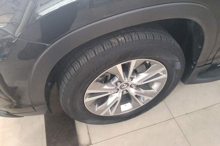 Used Toyota Highlander 2018 2.0T Two-Wheel Drive Elite Version 5 Seats China VI Standard Left Front Wheel Hub