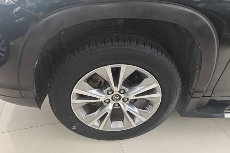 Used Toyota Highlander 2018 2.0T Two-Wheel Drive Elite Edition 7 Seats Emission Standard China V Left Front Wheel Hub