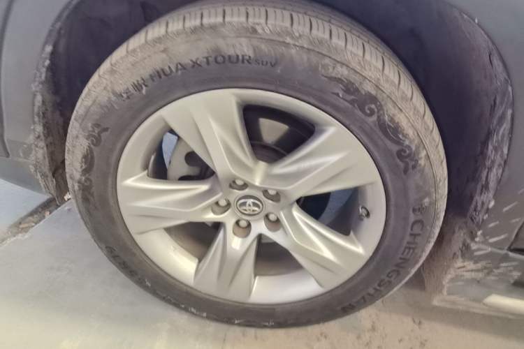 Used Toyota Highlander 2018 2.0T Four-Wheel Drive Luxury Edition 7 Seats China V Emission Standard Left Front Wheel Hub