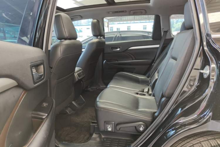 Used Toyota Highlander 2018 2.0T Four-Wheel Drive Luxury Edition 7 Seats China V Emission Standard Left Rear Seat