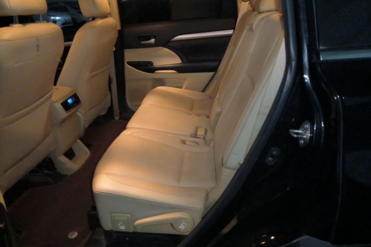 Used Toyota Highlander 2018 2.0T Four-Wheel Drive Luxury Edition 7 Seats China V Emission Standard Left Rear Seat
