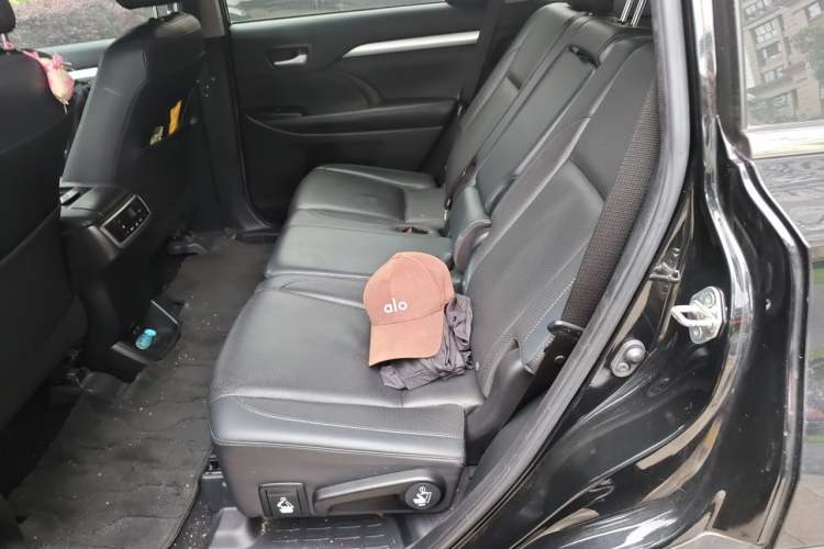 Used Toyota Highlander 2018 2.0T Two-Wheel Drive Luxury Edition 7 Seats China VI Standard Left Rear Seat