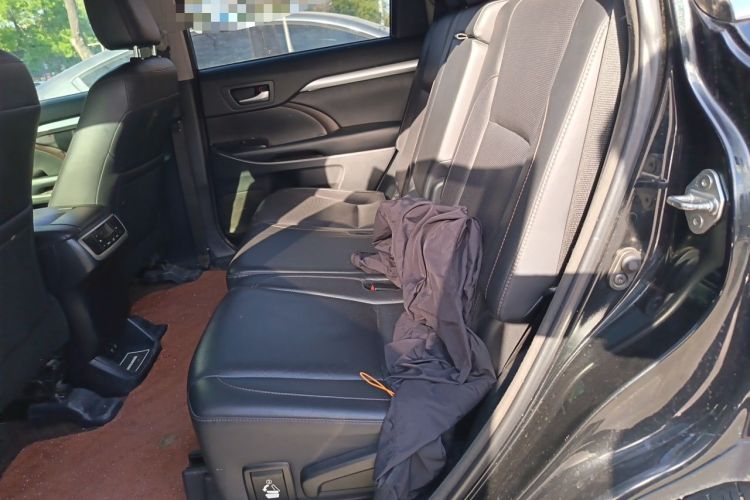 Used Toyota Highlander 2018 2.0T Four-Wheel Drive Luxury Edition 7 Seats China V Emission Standard Left Rear Seat