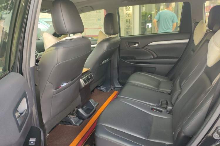 Used Toyota Highlander 2018 2.0T Four-Wheel Drive Luxury Version 7 Seats China VI Standard Left Rear Seat