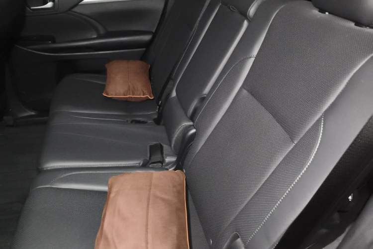 Used Toyota Highlander 2018 2.0T Two-Wheel Drive Luxury Edition 7 Seats China VI Standard Left Rear Seat