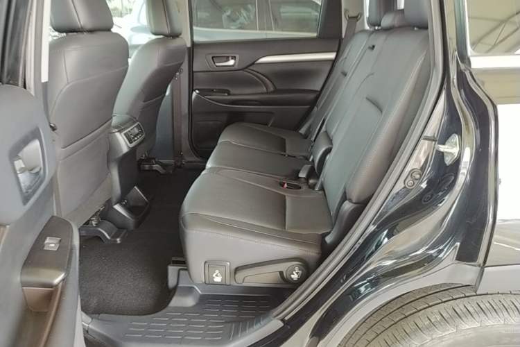 Used Toyota Highlander 2018 2.0T Four-Wheel Drive Luxury Edition 7 Seats China V Emission Standard Left Rear Seat