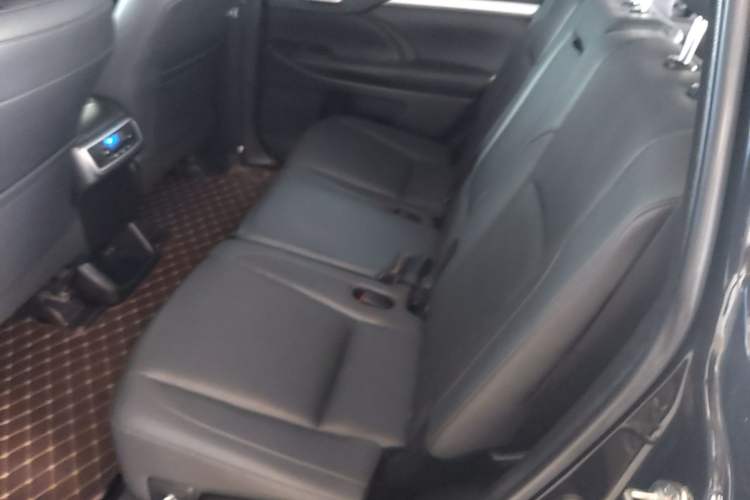 Used Toyota Highlander 2018 2.0T Four-Wheel Drive Luxury Version 7 Seats China VI Standard Left Rear Seat