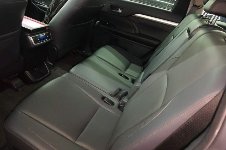 Used Toyota Highlander 2018 2.0T Four-Wheel Drive Luxury Version 7 Seats China VI Standard Left Rear Seat
