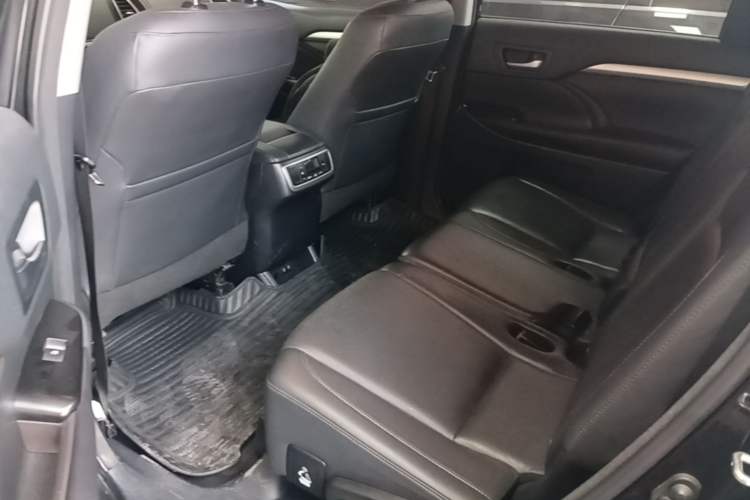 Used Toyota Highlander 2018 2.0T Four-Wheel Drive Prestige Version 7 Seats China V Emission Standard Left Rear Seat