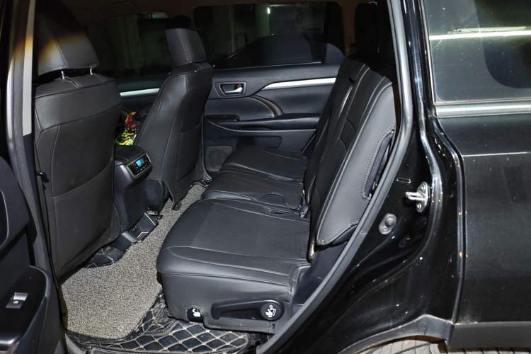 Used Toyota Highlander 2018 2.0T Four-Wheel Drive Luxury Edition 7 Seats China V Emission Standard Left Rear Seat