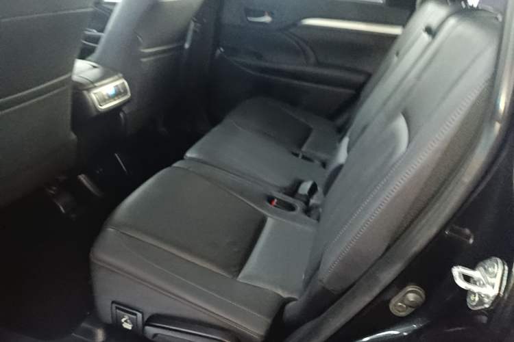 Used Toyota Highlander 2018 2.0T Two-Wheel Drive Luxury Edition 7 Seats China VI Standard Left Rear Seat