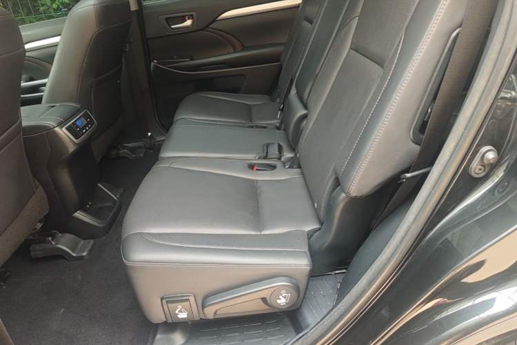Used Toyota Highlander 2018 2.0T Four-Wheel Drive Luxury Edition 7 Seats China V Emission Standard Left Rear Seat