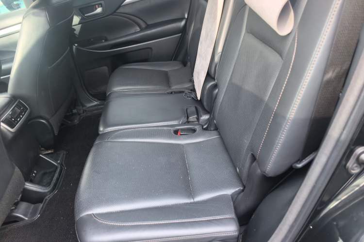 Used Toyota Highlander 2018 2.0T Two-Wheel-Drive Luxury Edition 7 Seats Emission Standard China V Left Rear Seat