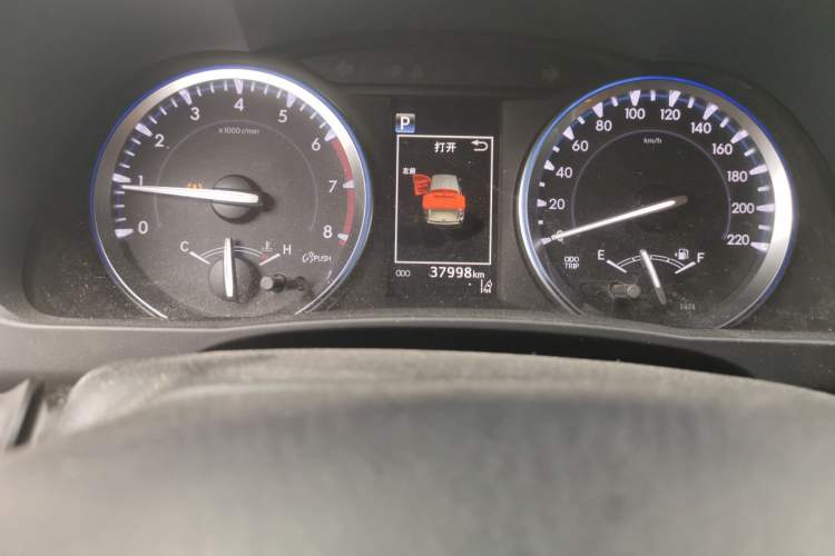 Used Toyota Highlander 2018 2.0T Two-Wheel-Drive Luxury Edition 7 Seats Emission Standard China V Odometer Close Up