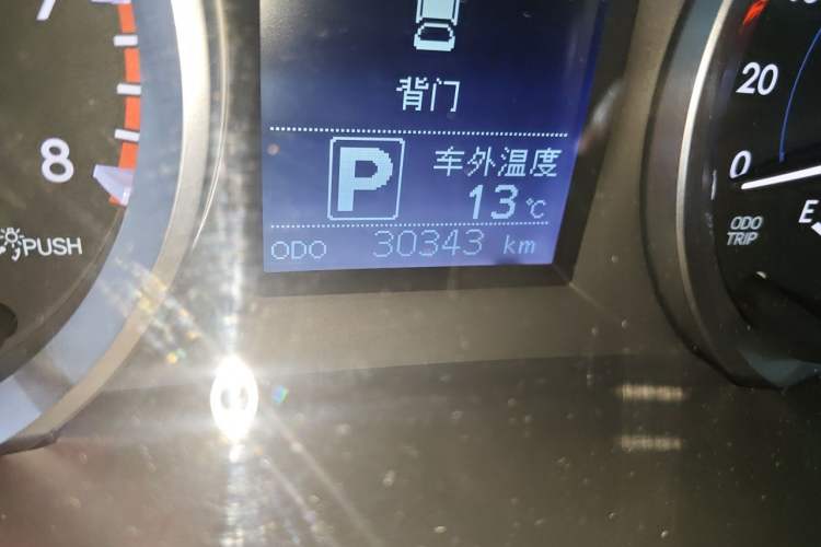 Used Toyota Highlander 2018 2.0T Two-Wheel Drive Elite Edition 7 Seats China VI Standard Odometer Close Up