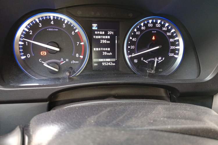 Used Toyota Highlander 2018 2.0T Four-Wheel Drive Luxury Edition 7 Seats China V Emission Standard Odometer Close Up
