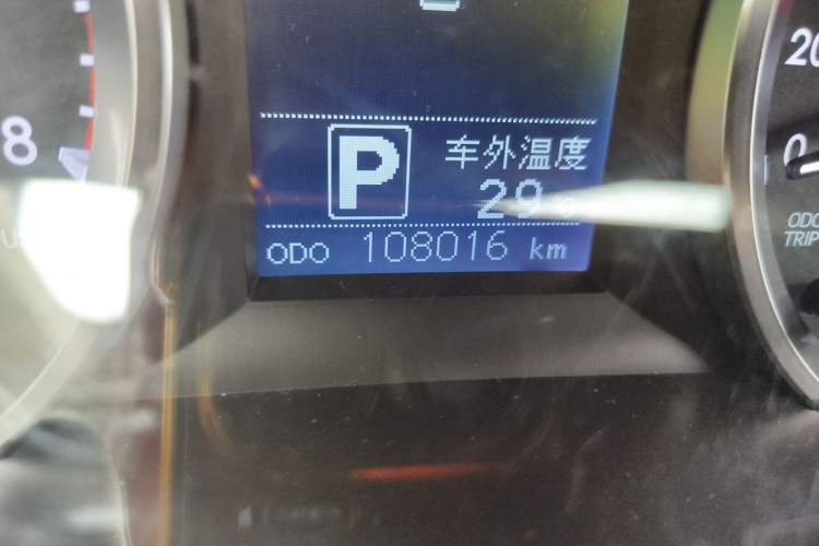 Used Toyota Highlander 2018 2.0T Two-Wheel Drive Elite Edition 5 Seats Emission Standard China V Odometer Close Up