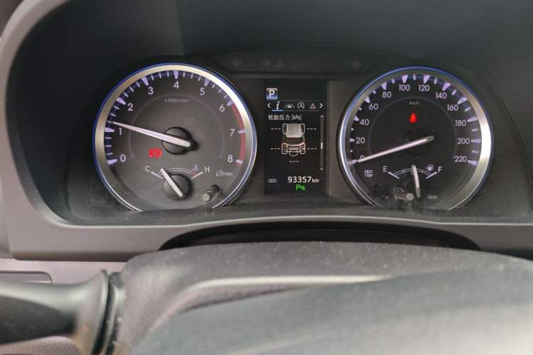 Used Toyota Highlander 2018 2.0T Four-Wheel Drive Prestige Version 7 Seats China V Emission Standard Odometer Close Up