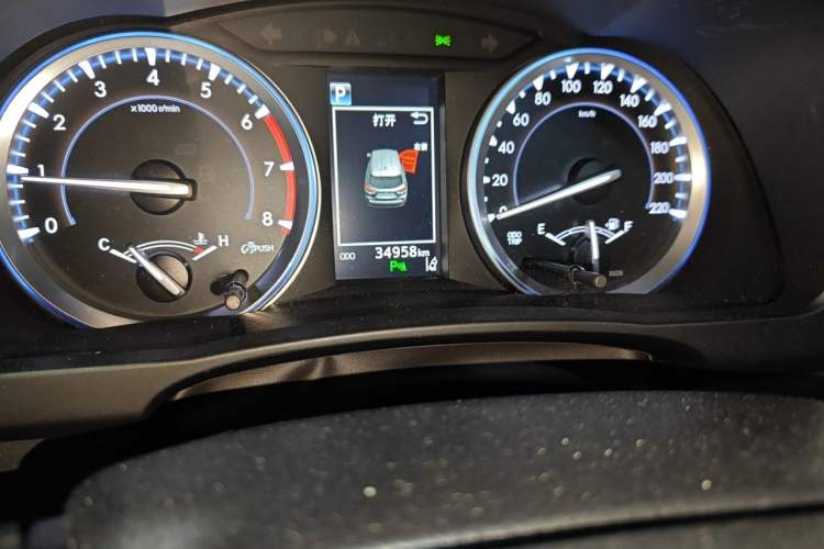 Used Toyota Highlander 2018 2.0T Four-Wheel Drive Luxury Edition 7 Seats China V Emission Standard Odometer Close Up