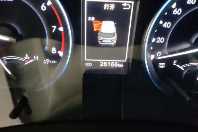 Used Toyota Highlander 2018 2.0T Two-Wheel Drive Prestige Version 7 Seats China V Emission Standard Odometer Close Up