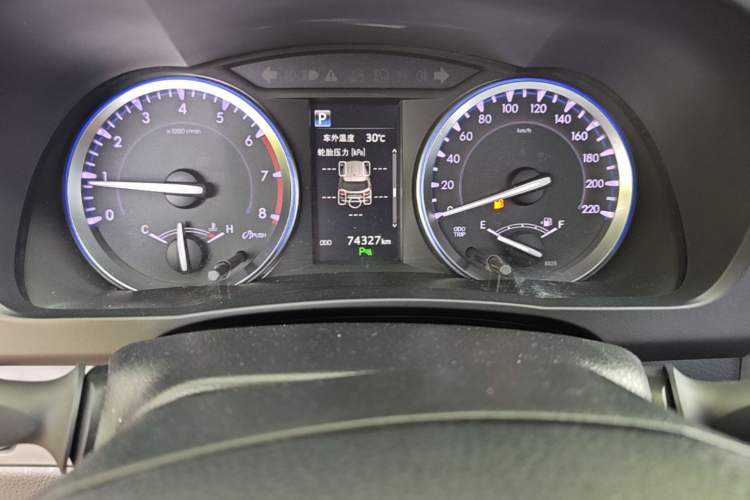 Used Toyota Highlander 2018 2.0T Four-Wheel Drive Luxury Edition 7 Seats China V Emission Standard Odometer Close Up