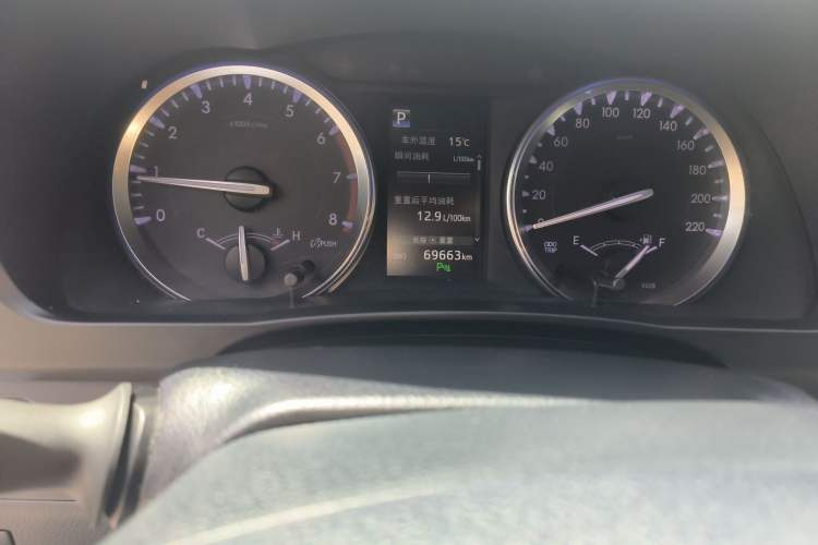 Used Toyota Highlander 2018 2.0T Four-Wheel Drive Luxury Edition 7 Seats China V Emission Standard Odometer Close Up