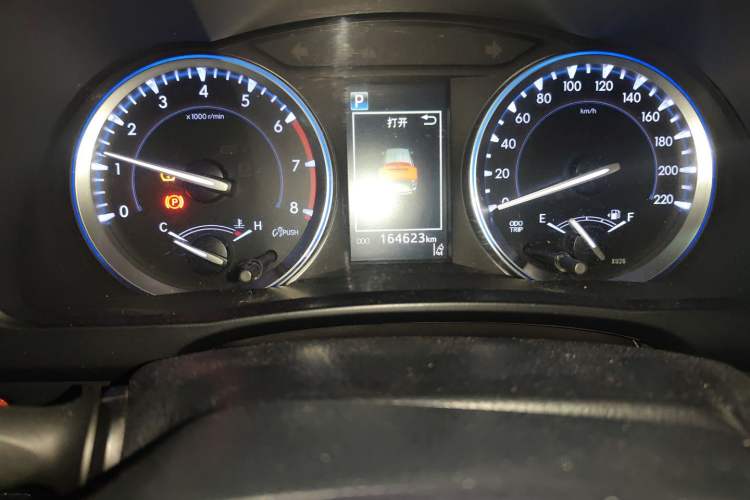Used Toyota Highlander 2018 2.0T Two-Wheel Drive Prestige Version 7 Seats China V Emission Standard Odometer Close Up