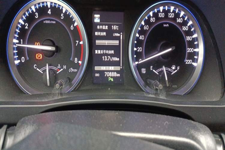 Used Toyota Highlander 2018 2.0T Four-Wheel Drive Luxury Edition 7 Seats China V Emission Standard Odometer Close Up