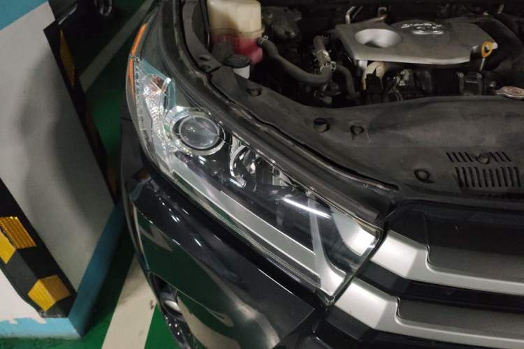 Used Toyota Highlander 2018 2.0T Four-Wheel Drive Luxury Version 7 Seats China VI Standard Right Front Headlight