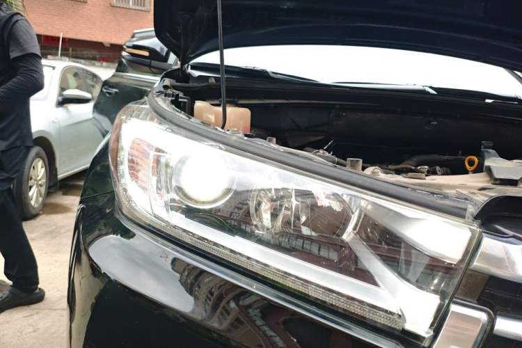 Used Toyota Highlander 2018 2.0T Four-Wheel Drive Prestige Version 7 Seats China VI Standard Right Front Headlight