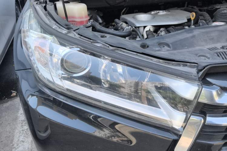 Used Toyota Highlander 2018 2.0T Four-Wheel Drive Prestige Version 7 Seats China V Emission Standard Right Front Headlight