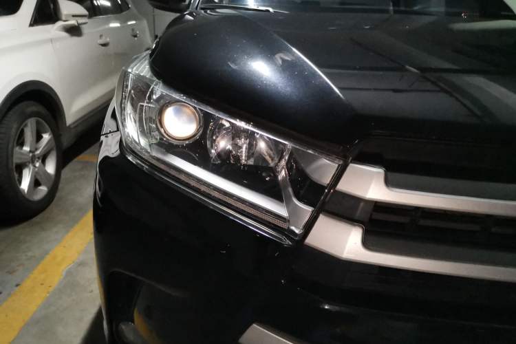 Used Toyota Highlander 2018 2.0T Two-Wheel Drive Elite Edition 7 Seats Emission Standard China V Right Front Headlight