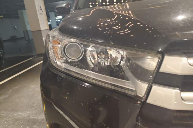 Used Toyota Highlander 2018 2.0T Two-Wheel Drive Luxury Edition 7 Seats China VI Standard Right Front Headlight