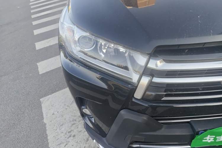 Used Toyota Highlander 2018 2.0T Four-Wheel Drive Prestige Version 7 Seats China V Emission Standard Right Front Headlight