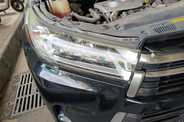 Used Toyota Highlander 2018 2.0T Four-Wheel Drive Prestige Version 7 Seats China V Emission Standard Right Front Headlight