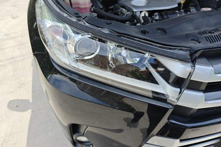 Used Toyota Highlander 2018 2.0T Two-Wheel Drive Luxury Edition 7 Seats China VI Standard Right Front Headlight