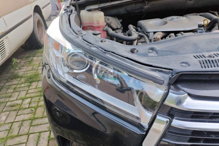 Used Toyota Highlander 2018 2.0T Four-Wheel Drive Prestige Version 7 Seats China V Emission Standard Right Front Headlight