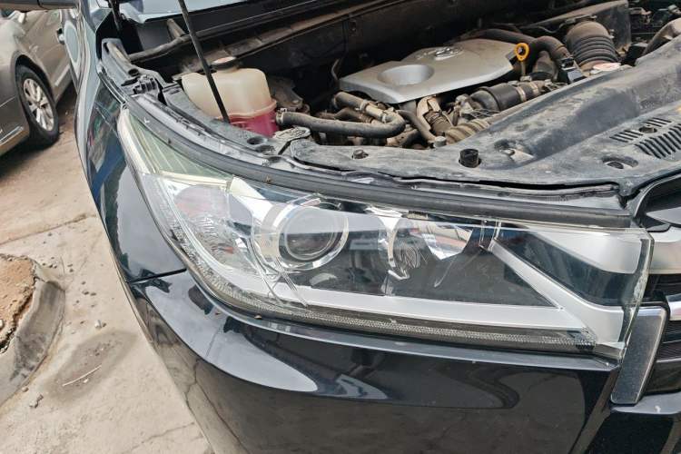 Used Toyota Highlander 2018 2.0T Four-Wheel Drive Prestige Version 7 Seats China VI Standard Right Front Headlight
