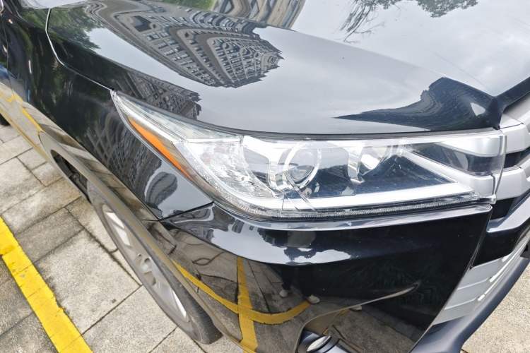 Used Toyota Highlander 2018 2.0T Two-Wheel Drive Luxury Edition 7 Seats China VI Standard Right Front Headlight