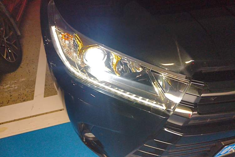 Used Toyota Highlander 2018 2.0T Four-Wheel Drive Knight Edition 7 Seats China VI Standard Right Front Headlight
