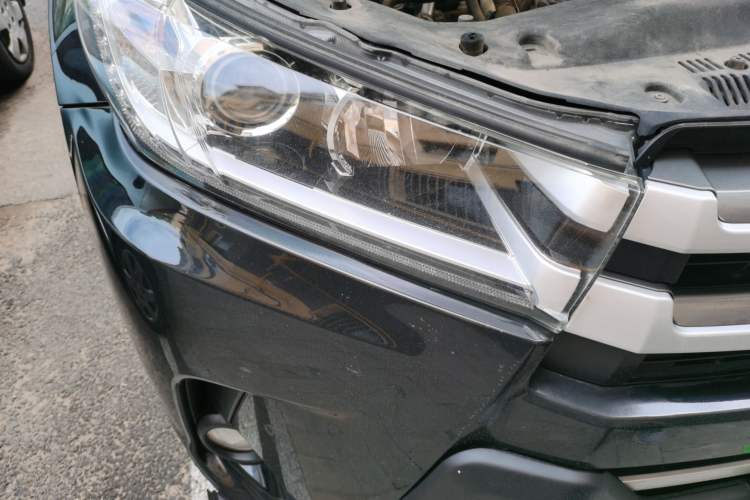 Used Toyota Highlander 2018 2.0T Four-Wheel Drive Luxury Edition 7 Seats China V Emission Standard Right Front Headlight