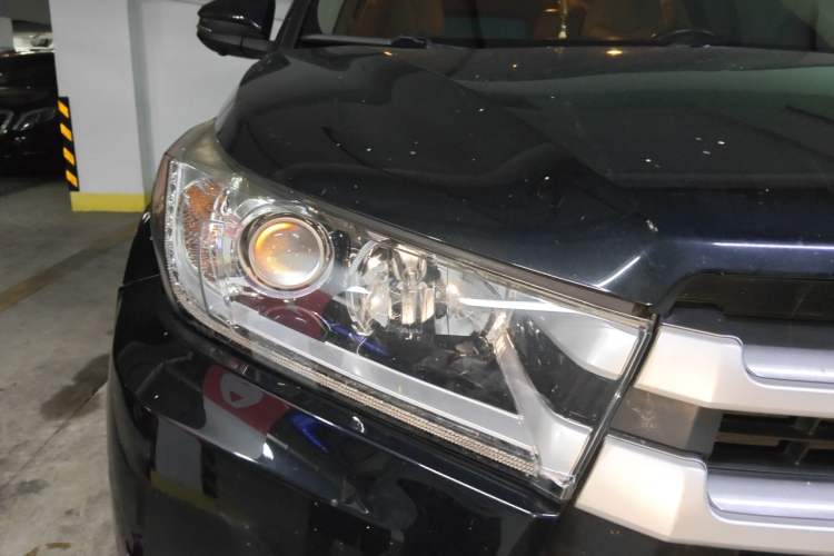 Used Toyota Highlander 2018 2.0T Four-Wheel Drive Luxury Edition 7 Seats China V Emission Standard Right Front Headlight