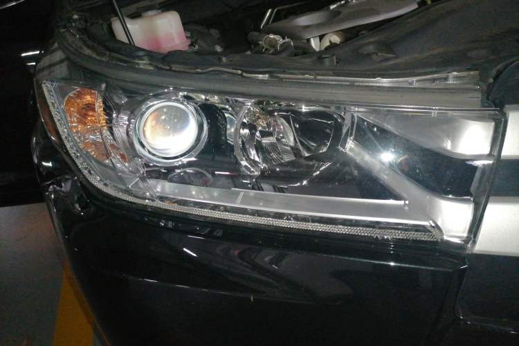 Used Toyota Highlander 2018 2.0T Two-Wheel Drive Elite Version 5 Seats China VI Standard Right Front Headlight